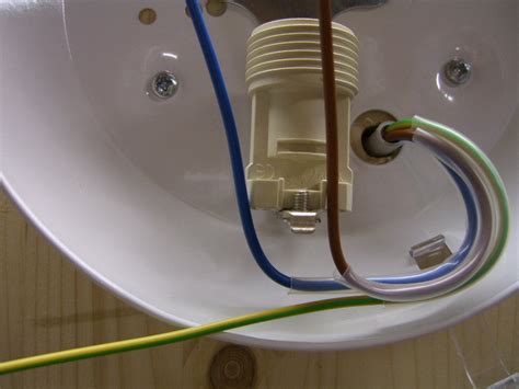 Eine lampe anschließen, ist kein zauberwerk, doch achten sie bei arbeiten am elektrischen strom unbedingt auf ihre sicherheit! Lampe anschliessen - Elektricks.com