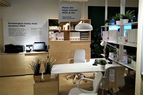 Untuk menata ruang kerja kantor menjadi lebih efisien, cobalah letakkan satu buah papan yang memiliki magnet atau paku kecil untuk menempelkan berbagai kertas. Bingung Menata Ruang Kerja? Ikea Menawarkan Solusi
