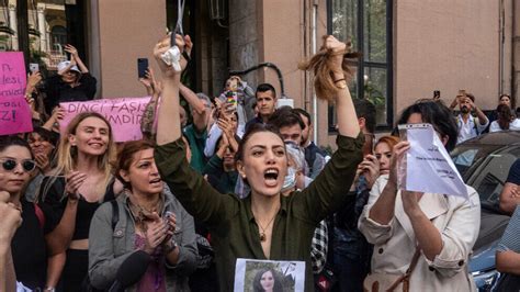 Jinhagency Turkey Women Cut Their Hair To Protest Killing Of Mahsa Amini