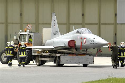 In der schweiz ist am mittwochmorgen laut offiziellen angaben ein flugzeug der schweizer luftwaffe abgestürzt. Northrop F5-E "Tiger" von www.gotech.at