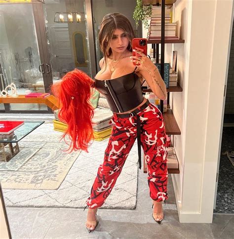 Mia Khalifa Flaunts Her Cleavage And Busty Assets As She Enjoys The Karol G Concert Check Out