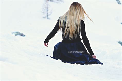 shooting jeune femme amies dans la neige station ski vars alpes ntaly photography photographe
