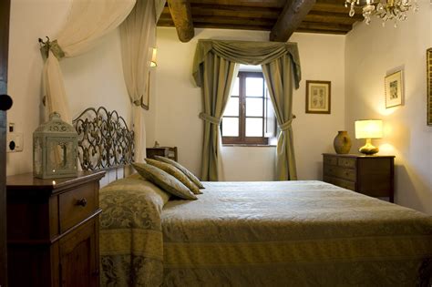 This gorgeous tuscan bedroom furniture includes a master bed, curtains, lighting, and ceiling design which are all in the this tuscan bedroom features a canopy design similar to one like a camp tent. 10 Romantic And Luxurious Tuscan Bedrooms - Decorating Room