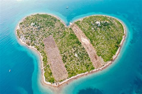 Discover Lovers Island Galešnjak — Croatias Heart Shaped Island