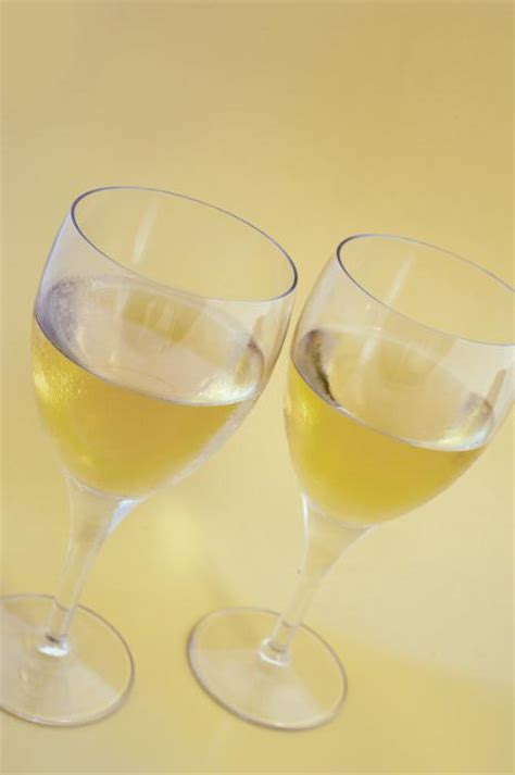 free image of two glasses of white wine