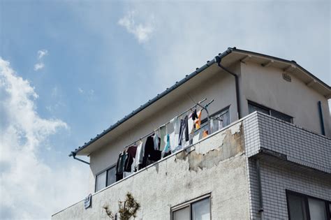 Nous sommes aussi là pour vous aider à mieux appréhender le stress quotidien, comprendre vos factures, répondre à une offre d'emploi, etc. Appartement Suspendu Vêtements Lavés Au Japon | Photo Gratuite