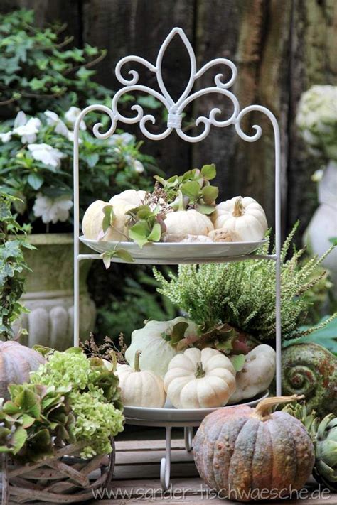 Beim dekorieren im herbst ist eine stimmungsvolle beleuchtung im freien nahezu unerlässlich. Unser Garten im Herbst | Garten deko, Gartendekoration ...