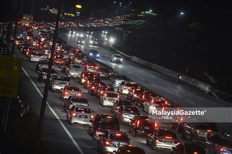 Seorang pemandu cedera apabila dua treler berlanggar sebelum terbakar di kilometer 259.2 lebuhraya utara selatan arah selatan, berhampiran terowong menora. Lebuhraya Utara dan Pantai Timur Sesak #PRU14