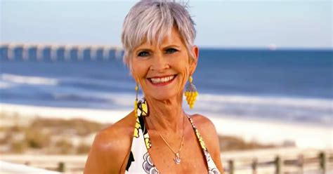 74 år Gamle Bestemor Poserer Foran Kamera I Bikini Hennes Tidløse Figur Blir Nå Feiret Av En