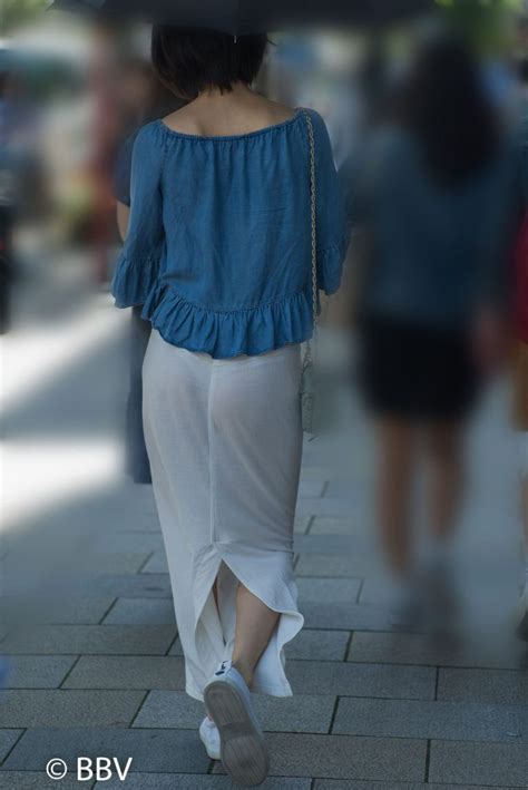 白いロングスカート越しに、ブルーのtバックパンティが丸見えのセレブなマダムです。エロ系ではない地味めのファッションなのに、下着はどエロなのが、たまりません。布地が薄いせいで、お尻の形も透け