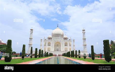 The Mesmerizing View Of Taj Mahal Rear View Of Taj Agra Uttar