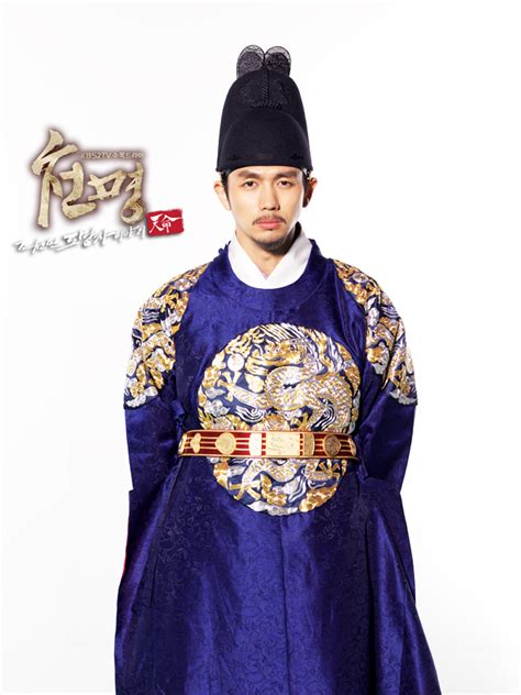 Set during the reign of king injong, the protagonist is a royal physician desperate to cure his ailing daughter. Mandate of Heaven: The Fugitive of Joseon (Drama Korea ...