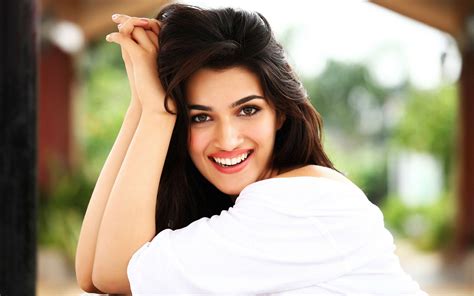 Kriti Sanon Smiling Hd Indian Celebrities 4k Wallpapers Images Backgrounds Photos And Pictures