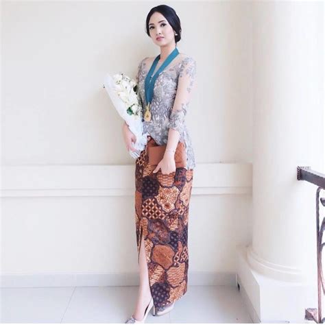 Baju batik sarimbit batik couple baju tunangan baju lamaran bajurp310000. Tips & Cara Memilih Model Kebaya Untuk Wanita Kurus | Jual ...