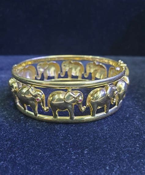 Vintage 18k Gold Elephant Bangle Bracelet 53m X 47m Fits 7 Inch Wrist