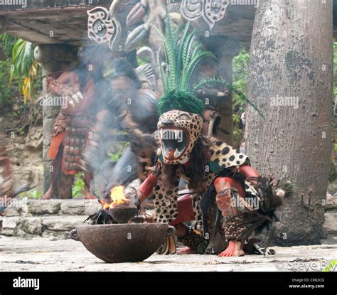 Un Incendio Fokllore Maya Danza Ritual Es Realizado Por Artistas