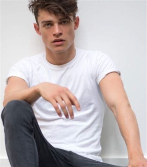 Thomas doherty in the lodge gif pack. Thomas Doherty Bio, Height, Age, Weight, Girlfriend and ...