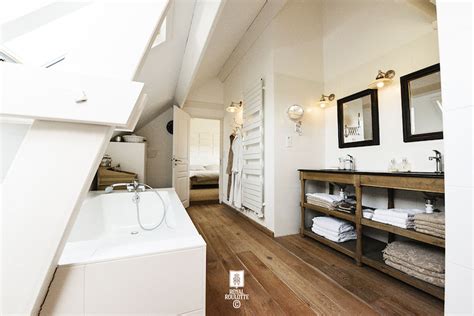 It is painted with soft colors that are easy on the eyes. Attic Bathrooms With Sloping Walls / Modern Attic Bathroom With A Slate Floor Subway Tiled Walls ...