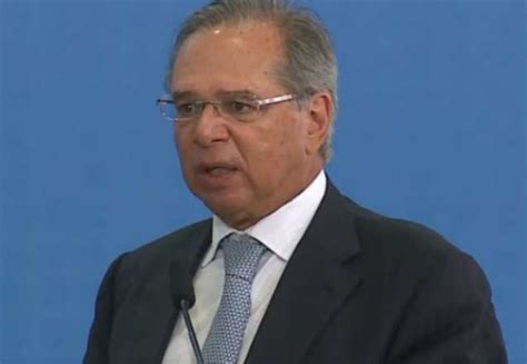 Antes de 1981, já fazia teatro amador, tendo ingressado na escola de teatro martins pena e tido aulas com nomes famosos, como josé wilker, mona lazar, denise stoklos e outros. Carlos Nascimento fala sobre encontro com Paulo Guedes - SBT