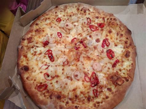 Cairan keju meleleh keluar dari kerak rangup dan memberi tekstur yang lembut dan boleh ditarik. DOMINO'S PIZZA PROMOTION 'BUY 1, GET 1 FREE PIZZA #BOGO ...