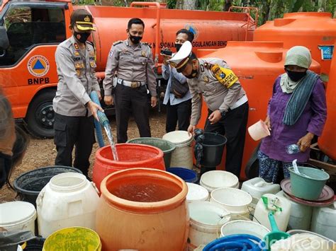 Mengambil langkah strategis mengatasi krisis air bersih di desa gempolsari. Pacitan Dilanda Krisis Air Bersih, Ini Langkah Polisi ...