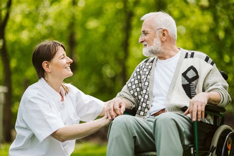 cuidador de idosos conheça as principais funções e atribuições