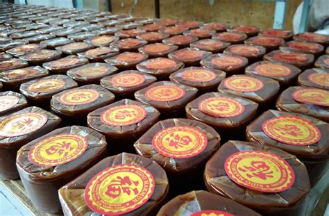 Mochi is prepared from a flour of sweet rice ().the flour is mixed with water and cooked on a stovetop or in the microwave until it forms a sticky, opaque, white mass. Jelang Imlek, Kue Keranjang Khas Tegal Banyak Pesanan ...