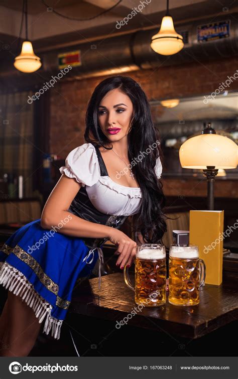 Schöne Kellnerin In Traditionellem Dirndl Und Mit Riesigen Bieren In Einer Kneipe
