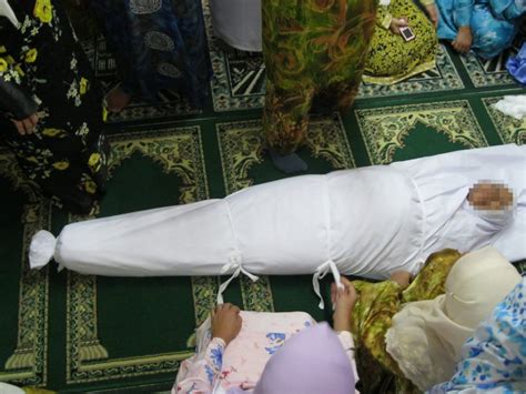 Tata cara sholat jenazah untuk perempuan, posisi imam berada pada searah tali pusar. Apa Nak Buat Jika Berlaku Kematian Di Tengah Malam? Baca ...