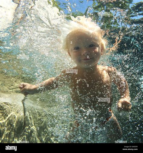 Junge Schwimmen Unter Wasser Im Schwimmbad Stockfotografie Alamy