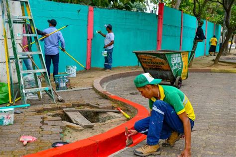 Gad De Ventanas Pinta Las Paredes Y Bordillos Del Parque Lineal