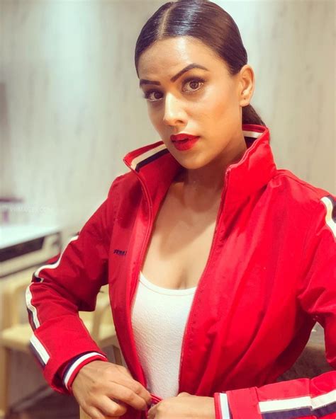 In the video, the actress can be seen sensuously painting her nails pink. 100+ Nia Sharma Cute HD Photos (1080p) (2020)