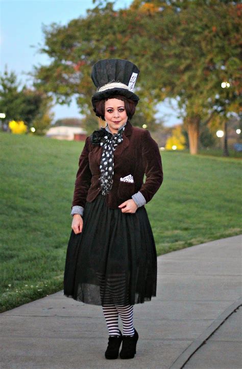I absolutely love the hatter, and especially love the persona given to him by johnny depp in the tim burton version. A Pocketful of Polka Dots : Simply Mad, Mad hatter Costume, DIY Costume, Halloween | Diy ...