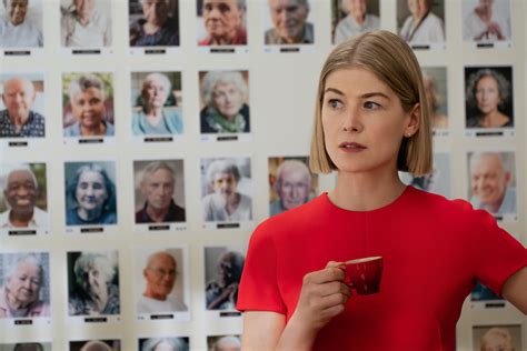 I Care A Lot Review Rosamund Pike Movie Streaming On Netflix