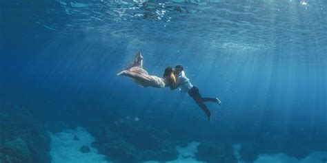 Originally i photographed only weddings and adam only water, and 2 years ago before moving to maui we combined love and water photography maui wedding, portrait and underwater photographers. Captivating Underwater Engagement Photos Will Leave You ...