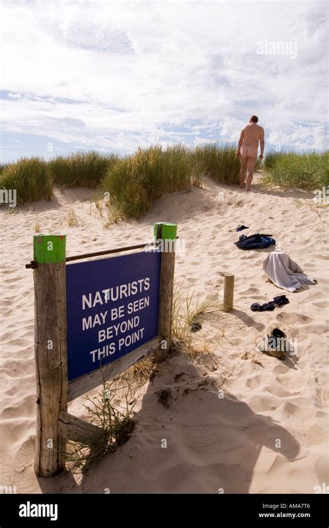 Studland Bay Dorset UK Plage Naturiste Signe Avec Homme Nu Et Jeter Les