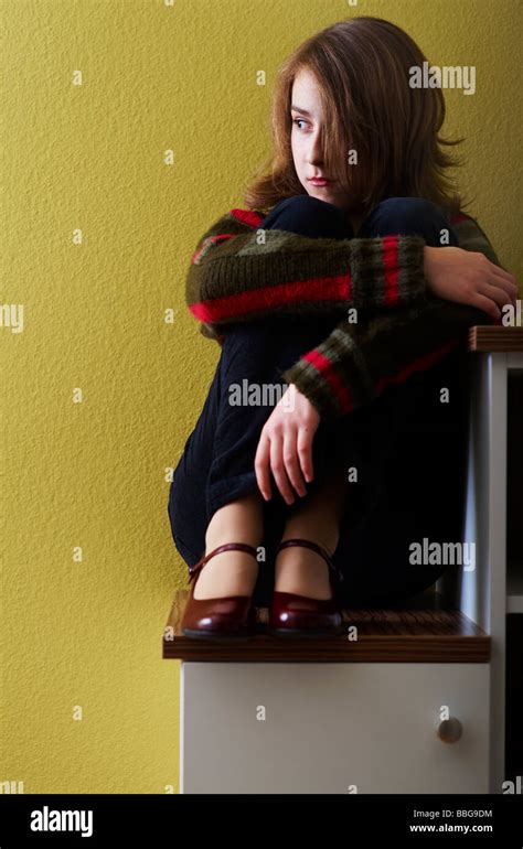 Junges Mädchen Sitzt Auf Einem Schritt Stockfotografie Alamy