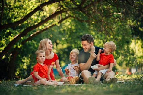 Familia Feliz En El Parque Descargar Fotos Gratis
