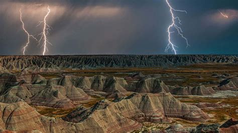 Rock Formations In Badlands National Park During A Lightning Storm 高清
