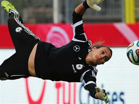 She is a celebrity soccer player. Weltfußballerin Nadine Angerer: "Das Alter spielt für mich ...