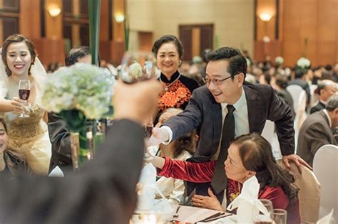 Ông có thể đảm đương nhiều vai diễn thuộc các thể loại khác nhau, từ vai hài đến vai bi, vai chính đến vai phụ. Dàn diễn viên Người phán xử vui vẻ dự tiệc cưới con trai ...