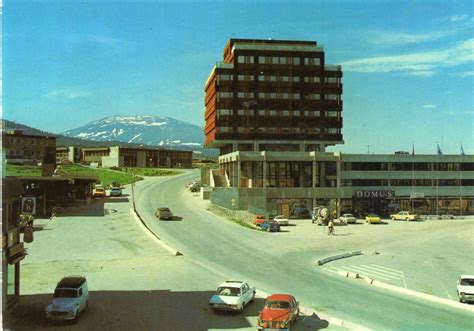 Onsdag ettermiddag ble en person i tynset kommune testet positivt for korona. Hedmark fylke TYNSET kommune MANGE BILER VED RÅDHUSET. STMP. 1976 Utg Alvdal Foto