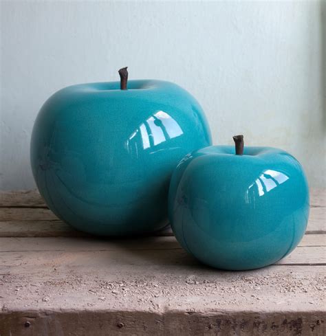 Une Pomme Géante En Porcelaine Bleue Turquoise Pour Décorer Son