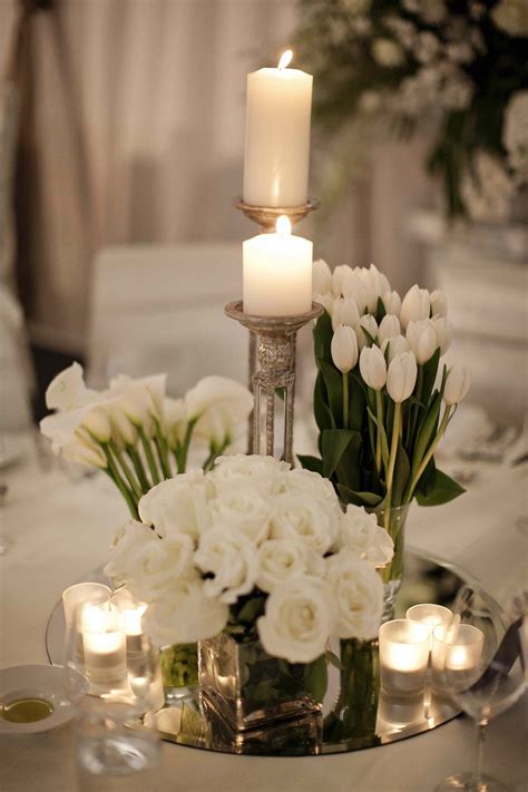 Prueba con las llamadas «velas de agua», que son las que flotan en la superficie de cualquier líquido, mientras por debajo decoras con adornos sumergibles. Centros de mesa con velas y base de espejo, precioso. # ...