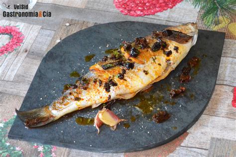 La lubina es una materia prima excelente para hacer al horno, ya que se pueden realizar decenas de recetas diferentes, la mayor parte de las cuales son sencillas y rápidas además. Lubina al horno con txacolí y aceite de tomate seco, ñora ...