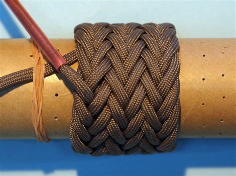This is the same as the cobra weave, but weaved back it is the widest of the paracord weaves, and use about 20 feet of paracord. How to tie a Paracord Gaucho Knot 7L6B(2passes & 3Passes ...
