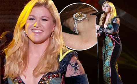 vh1 divas 2012 kelly clarkson can t resist showing off her huge diamond engagement ring