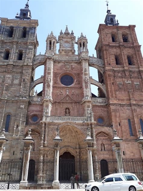 Make sure you have money to last two days until ponferrada. Kathedraal Astorga | Foto | Bart's camino