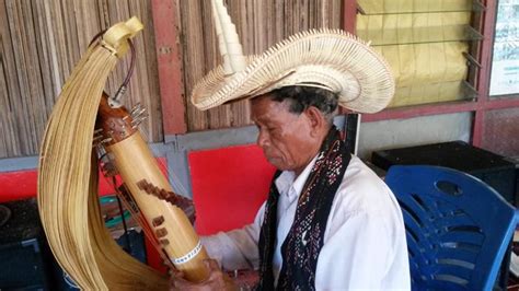 Cara memainkannya bunyi tersebut dikendalikan dengan telapak tangan untuk mengatur nada. Mengenal Alat Musik Tradisional Sasando: Berikut Cara Memainkan, Bentuk, Jenis, dan Sejarahnya ...