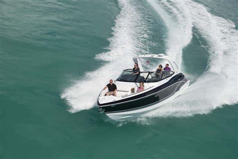 330 Crossover Bowrider Luxyacht